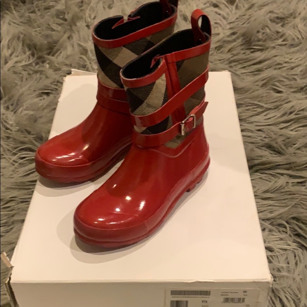 Girls Burberry boot in red color and size 32 EU